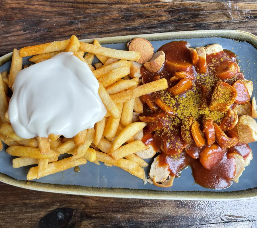 bananenflanke Currywurst mit Pommes