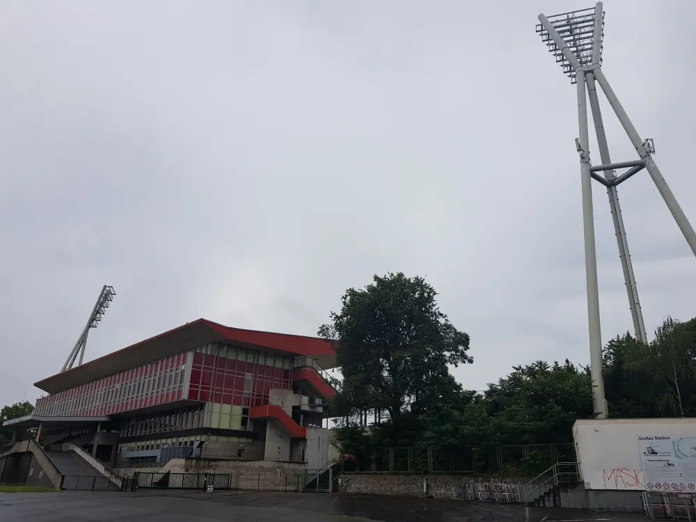 bananenflanke Jahn stadion 4