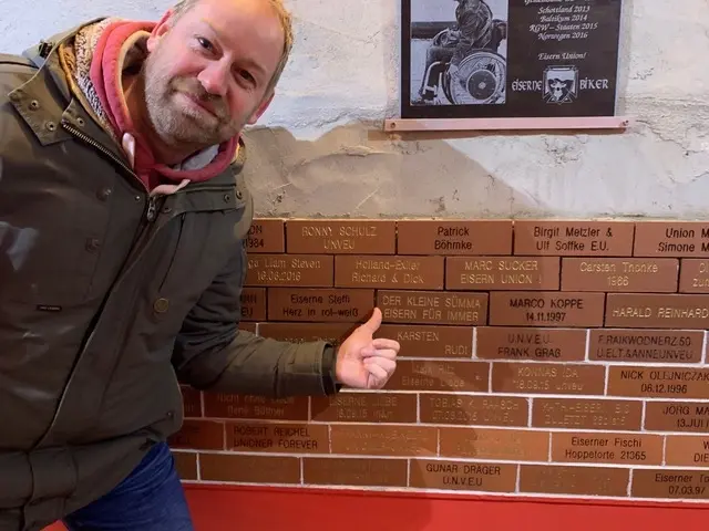 bananenflanke Richard voor de stadionsteen