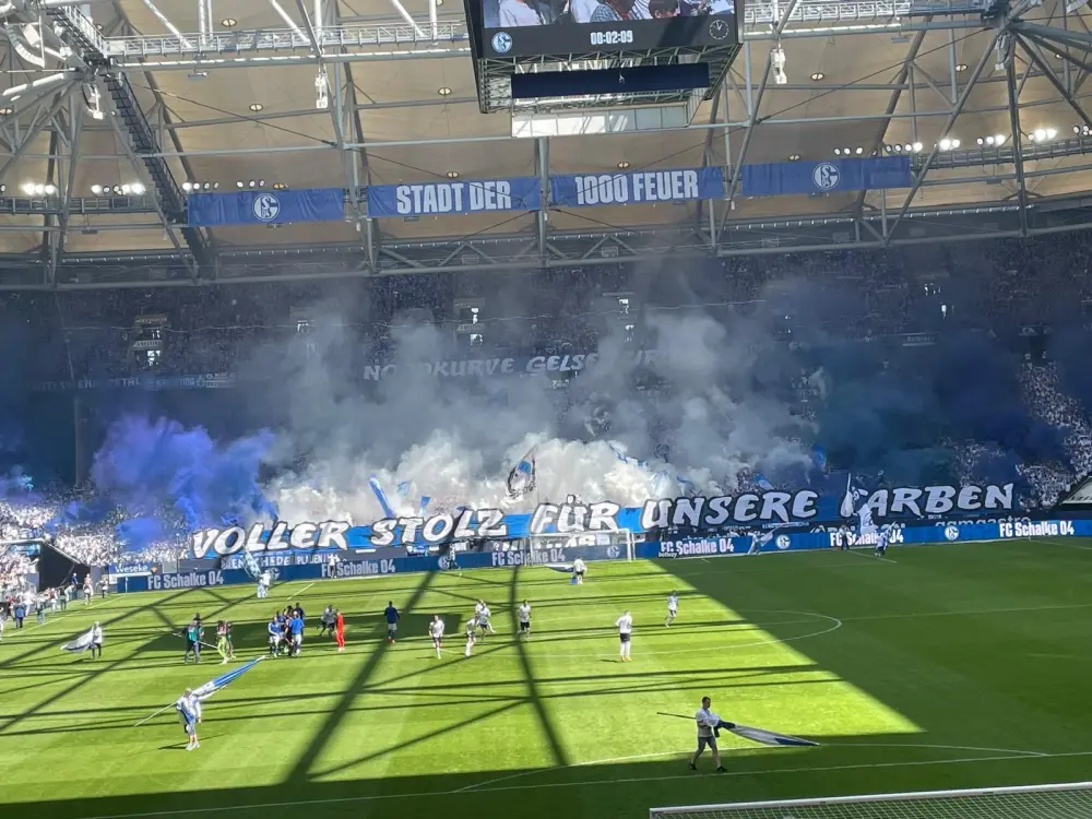bananenflanke_Schalke-Nordkurve_5.webp