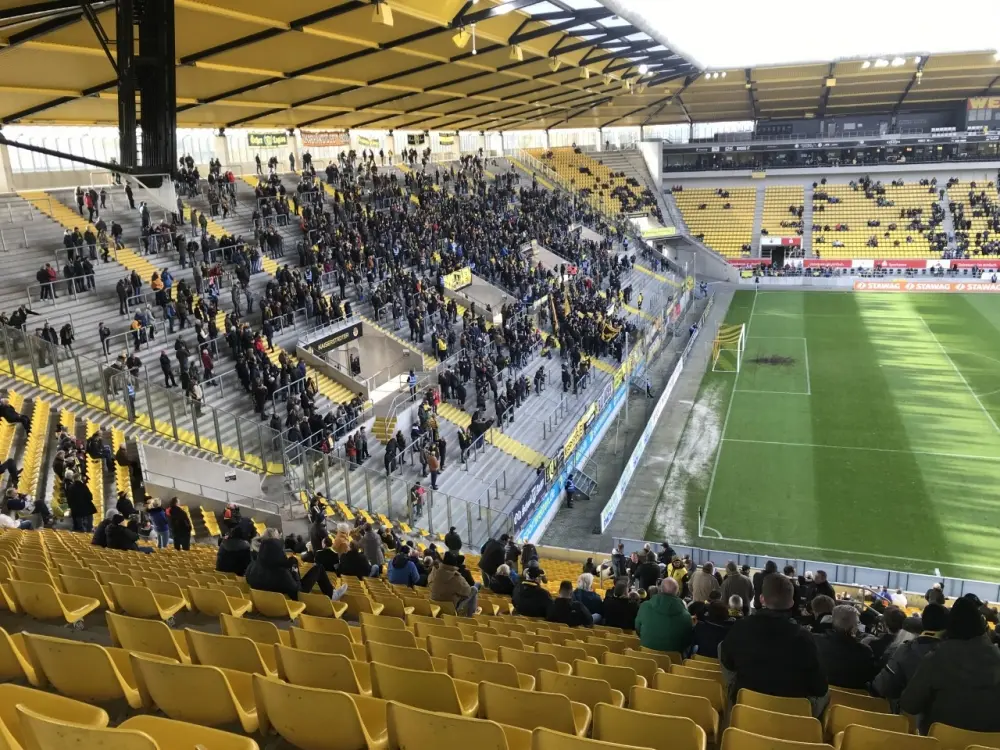 bananenflanke Tivoli zicht op staantribune